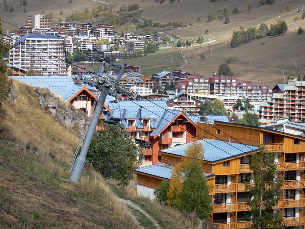 Les Deux Alpes - Chalets et immeubles de la station de ski des 2 Alpes, remontée mécanique en premier plan