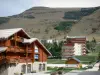 Les Deux Alpes - Station de ski des 2 Alpes : chalets, immeubles et remontées mécaniques du domaine skiable en automne