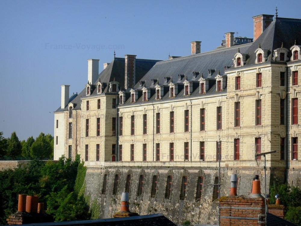Guide des Deux-Sèvres - Thouars - Façade du château des ducs de la Trémoïlle (collège Marie de la Tour d'Auvergne)