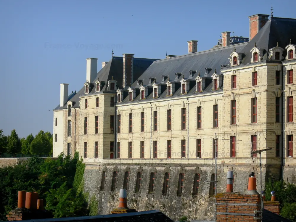 Guía de Deux-Sèvres - Thouars - Fachada del castillo de los Duques de Trémoille (Colegio María de la Tour d'Auvergne)