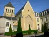 Guide des Deux-Sèvres - Thouars - Église Saint-Laon, hôtel de ville (ancien bâtiment conventuel de l'abbaye Saint-Laon) et parterres de fleurs ponctués d'arbustes taillés