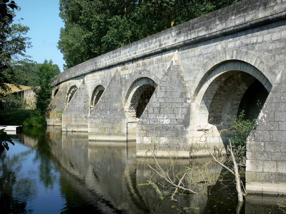 Guía de Deux-Sèvres - Airvault - Thouet Valle: Pont du Vernay (puente medieval) que atraviesa el río Thouet