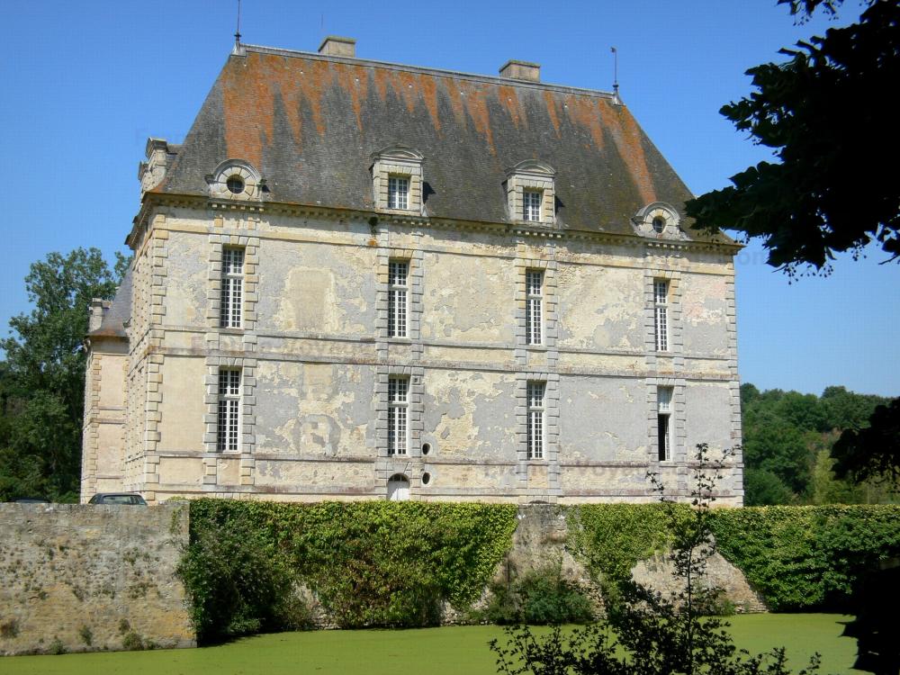 Guide des Deux-Sèvres - Château de Saint-Loup-sur-Thouet - Façade du château et douves ; sur la commune de Saint-Loup-Lamairé