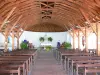 Le Diamant - All'interno della Chiesa di San Tommaso con travi del tetto a vista che evocano lo scafo rovesciato di una nave