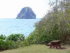 Le Diamant - Table de pique-nique avec vue sur la mer des Caraïbes et le rocher du Diamant