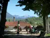 Die - Square de la Comtesse mit seinem Brunnen, der von der Büste der Comtesse de Die überragt wird, seinen Bänken im Schatten der Bäume und seinem Blick auf die umliegende grüne Landschaft