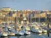 Dieppe - Voiliers (bateaux) du port, quai et maisons de la ville