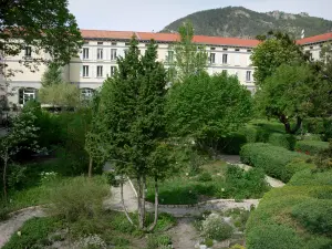 Digne-les-Bains - Jardín Botánico de los franciscanos, con sus plantas y árboles (antiguo monasterio franciscano)