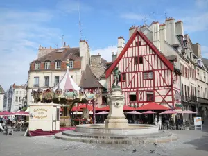 Dijon - Brunnen, Karussell und Fachwerkfassade des Place François Rude