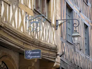 Dijon - Fassaden alter Fachwerkhäuser in der Rue Verrerie