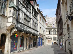 Dijon - Straße gesäumt von alten Fachwerkhäusern und im Hintergrund das Hôtel Aubriot mit seinem glasierten Ziegeldach