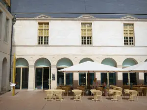 Dijon - Palast der Herzöge und Stände von Burgund - Cour de Bar und seine Café-Terrasse