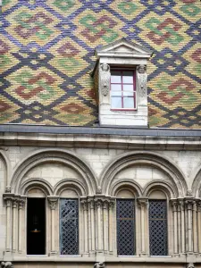 Dijon - Glazed tile roof, arcades and windows of the Hôtel Aubriot