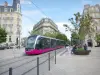 Dijon - Tramway circulant dans les rues de la ville