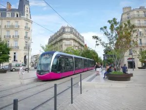 Dijon - Straßenbahn, die auf den Straßen der Stadt verkehrt