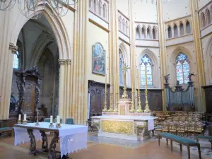 Dijon - Im Inneren der Kathedrale Saint-Bénigne: Chor mit neoklassizistischem Hochaltar
