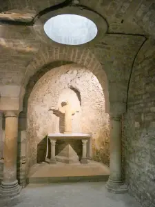 Dijon - Inside the Saint-Bénigne cathedral: Romanesque crypt