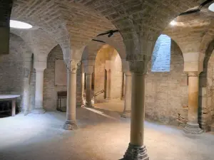 Dijon - Inside the Saint-Bénigne cathedral: Romanesque crypt