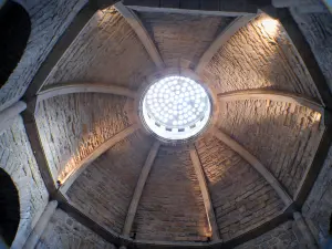 Dijon - Inside the Saint-Bénigne cathedral: rotunda of the Romanesque crypt