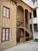 Dijon - Façade et escalier de l'arrière-cour de la maison Maillard dite Milsand