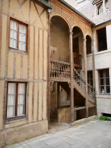 Dijon - Fassade und Treppe des Hinterhofs des Maillard-Hauses, bekannt als Milsand