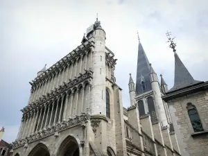 Dijon - Laternenturm und Westfassade der Kirche Notre-Dame