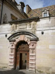 Dijon - Entrance door of the Hotel de Vogüé overlooking the rue de la Chouette