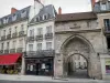 Dijon - Alpendre que leva ao Cour Henri-Chabeuf e fachadas do centro da cidade