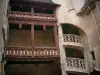 Dijon - Hôtel Chambellan : galerie de bois sculpté à deux étages et escalier à vis