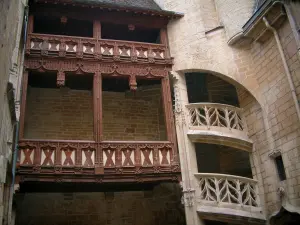 Dijon - Hôtel Chambellan: two-storey carved wooden gallery and spiral staircase