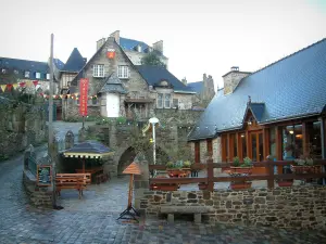 Dinan - Maisons en pierre et terrasse de café