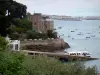 Dinard - Resort aan de Costa Smeralda: Drive Moonlight afgemeerd aan de pier, huizen, boten en de zee op de achtergrond de stad, dicht (piraat stad) Saint-Malo en zijn haven