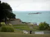 Dinard - Badeort der Smaragdküste: Garten mit Blick auf das Meer