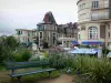 Dinard - Badeort der Smaragdküste: Sitzbank und Blumen vorne, Villa,
Gebäude und Geschäfte