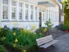 Domaine des Tourelles - Villeneuve casa ingresso decorato con una panchina e fiori piante