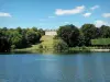 Domaine de Villarceaux - Grand étang avec vue sur le château du haut