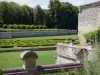 Domaine de Villarceaux - Terrasse médiévale (jardin médiéval) avec vue sur le bassin des huit jets et le parterre sur l'eau (jardin sur l'eau)
