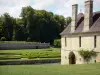 Domaine de Villarceaux - Manoir de Ninon avec son passage voûté (pavillon de Ninon ; château du bas), parterre sur l'eau (jardin sur l'eau), et arbres