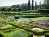 Domaine de Villarceaux - Jardin médiéval (terrasse médiévale, jardin de simples) et ses plantes médicinales, avec vue sur les arbres