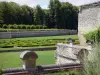 Domaine de Villarceaux - Vue sur le parterre sur l'eau (jardin sur l'eau) et les arbres