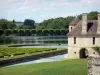 Domein van Villarceaux - Gewelfde doorgang van landhuis Ninon (Ninon-paviljoen; lager kasteel), parterre over het water (tuin over het water), grote vijver en bomen; in de stad Chaussy, in het Regionaal Natuurpark van Vexin Français