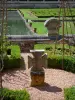 Domein van Villarceaux - Middeleeuws terras (middeleeuwse tuin) met zicht op het bekken van de acht jets en de parterre sur l'eau (tuin aan het water)