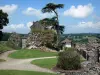 Domfront - Jardim do castelo com vista para a paisagem circundante; no Parque Natural Regional da Normandia-Maine