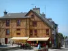 Domfront - Casa con entramado con vistas a la plaza de Saint-Julien