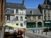 Domfront - Terraza del restaurante y las fachadas de las casas en la ciudad medieval