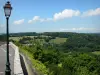 Domfront - Lampadaire en premier plan avec vue (panorama) sur la campagne environnante ; dans le Parc Naturel Régional Normandie-Maine