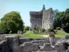 Domfront - Local dos restos (ruínas) do castelo com sua masmorra e seu jardim