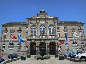 Domfront - Façade de la mairie de Domfront, drapeaux et fontaine