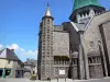 Domfront - Saint-Julien kerk in neo-Byzantijnse en middeleeuwse huizen van de