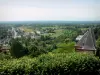 Domfront - Blick auf die Stadtdächer und das umliegende Land